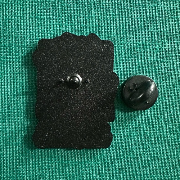 Black and White Retro Style Pin - Picture 3 of 3